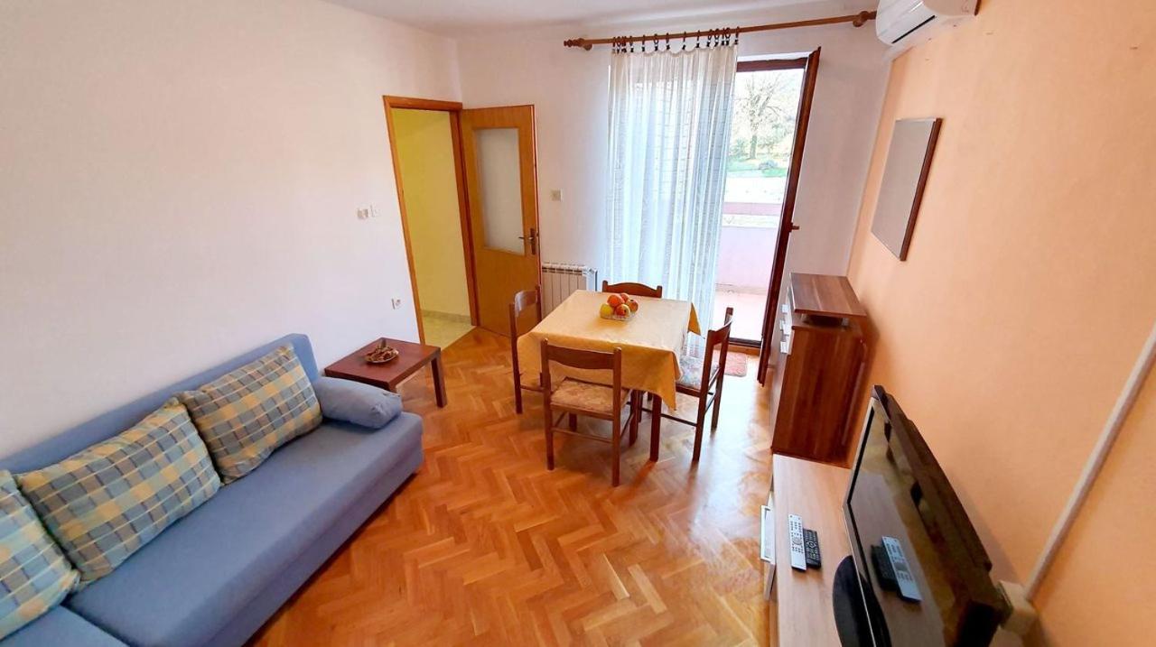 Mirjana F Apartaments Baška Quarto foto